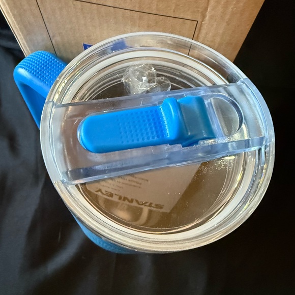 New Stanley 40oz Blue Grid With Flip Top and Emblem on the Back Quencher Tumbler - Picture 5 of 6